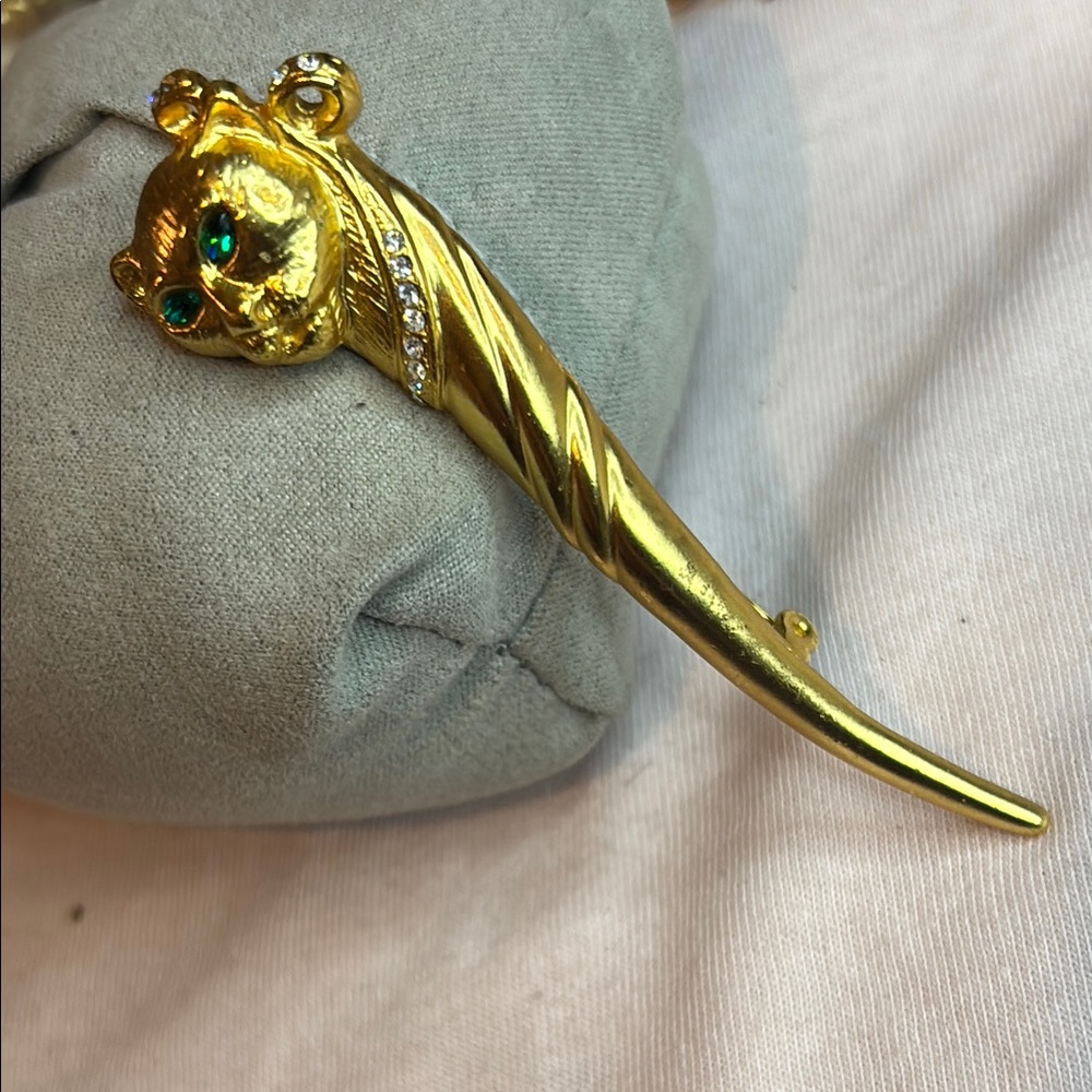 Vtg Elegant Gold Panther Brooch with rhinestone Accents